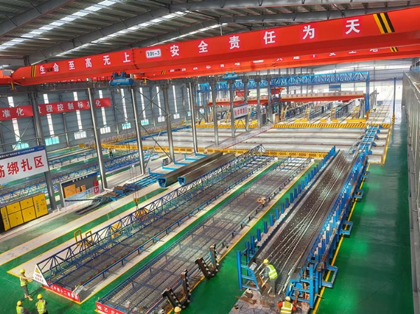 中鐵十二局廣珠改擴(kuò)建智慧化梁場(chǎng)箱梁澆筑施工現(xiàn)場(chǎng)